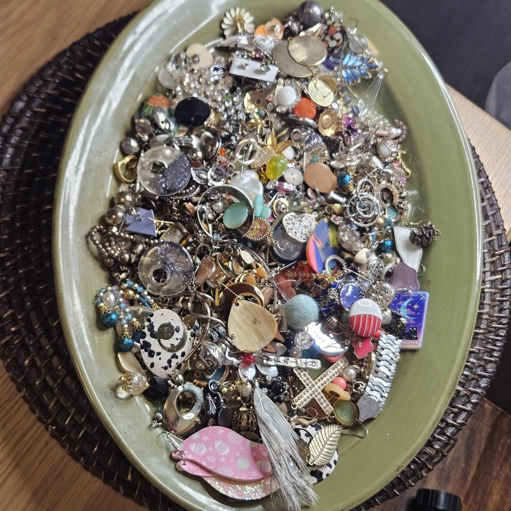2 lbs Junk Jewelry Mystery Lot: Single Earrings Jewelry Pieces for Crafting/wear - Picture 4 of 15